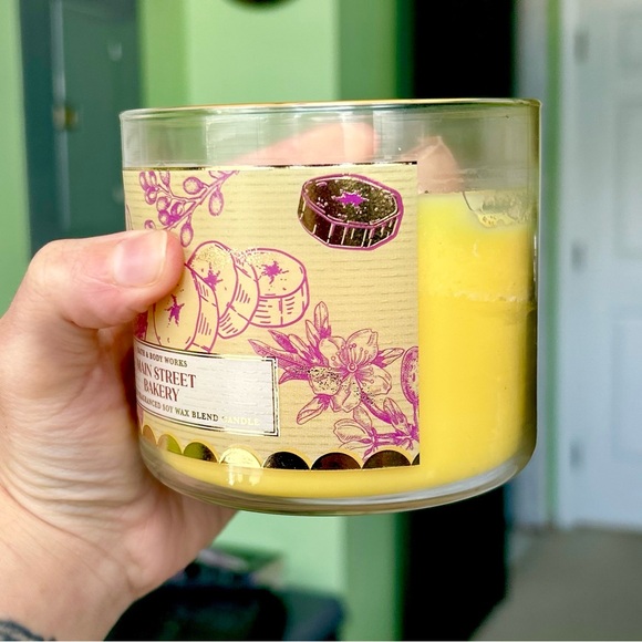 Bath & Body Works 3 Wick Scented Main Street Bakery Glass Candle - Picture 5 of 6